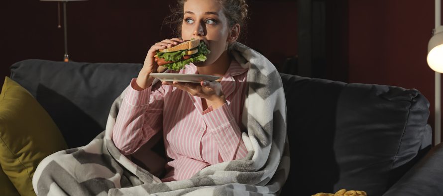 Ngrënia pas orës 20:00: Çfarë rrezikoni sipas shkencës