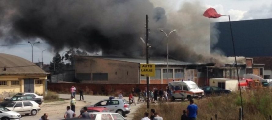 Alarm në Pejë: Kamioni digjet në parking, ndërhyrje e menjëhershme e zjarrfikësve