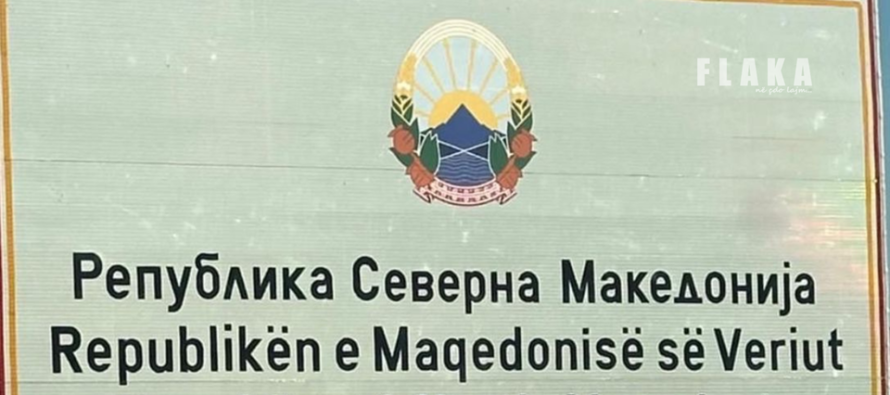 Tabelë zyrtare me gabim shqip në Tabanoc: Emri i shtetit, jashtë standardit