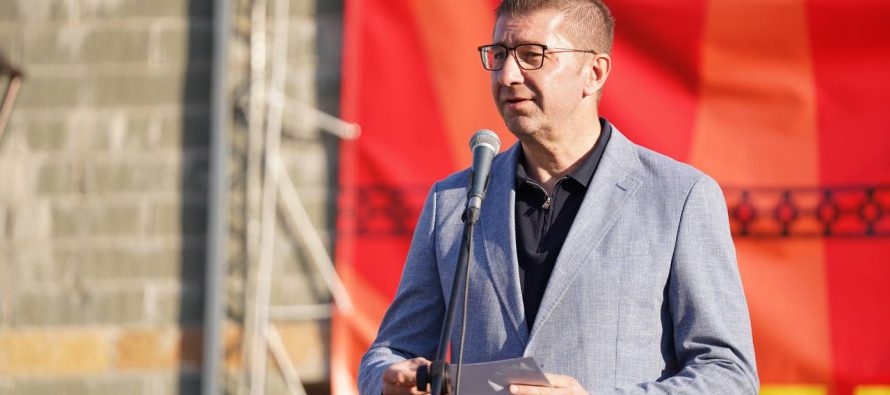 Mickoski viziton maqedonasit në Pustec: Premton lidhje të re me maqedonasit në Shqipëri