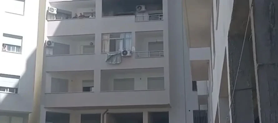 Panik në pallat të ri në Vlorë – Zjarr i fuqishëm në apartament
