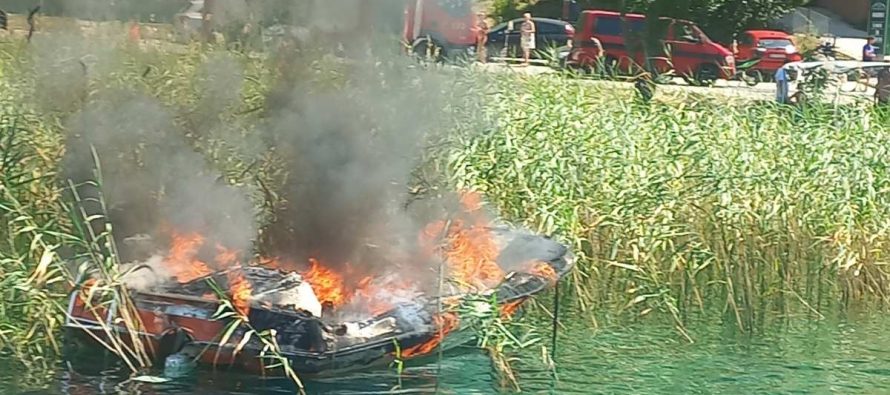 Përfshihet nga zjarri një gliser në Liqenin e Ohrit, mjeti u fundos