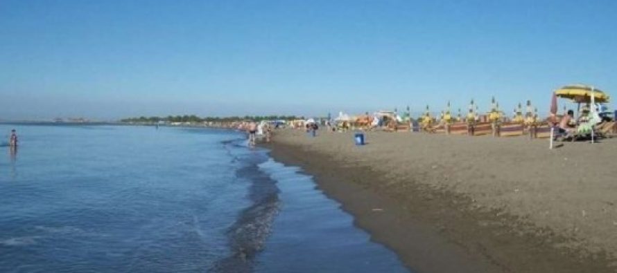 Drama në plazh – fëmija 2-vjeçar zhduket, gjendet nga Policia!