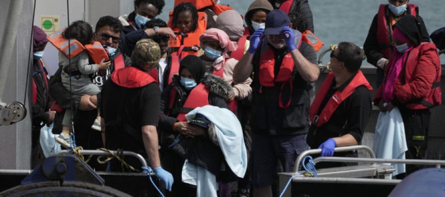Rekord emigracioni në Britani – 28,076 persona me varka të vogla
