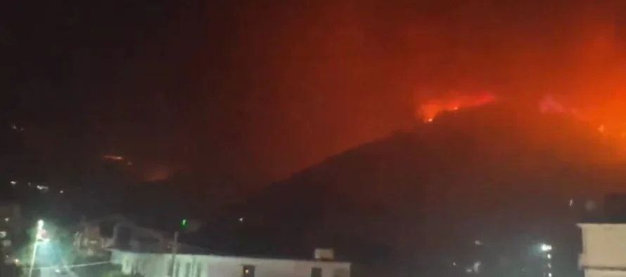 Shqipëria në flakë – Situata në Delvinë është bërë kritike, flakët rrethojnë qytetin 