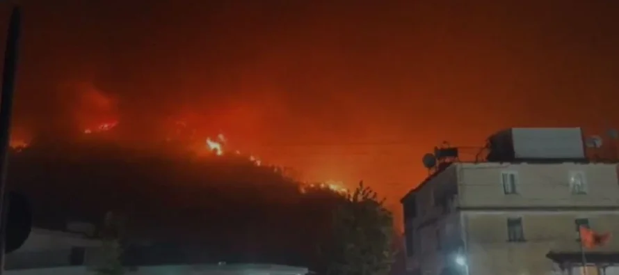 Shqipëria në flakë – Flakët në malin mbi Delvinë po afrohen pranë puseve të gazi