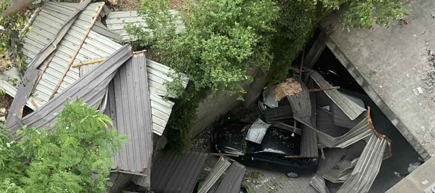 Stuhi e fortë godet  Çairin – dëme materiale, çatia e ndërtesës përfundon mbi vetura