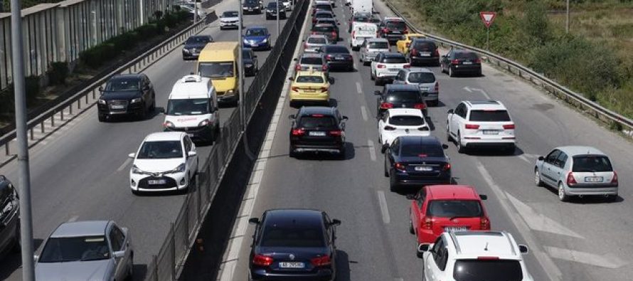 Të shtëna në autostradën Durrës-Tiranë – sherri mes kushërinjve përfundon me armë