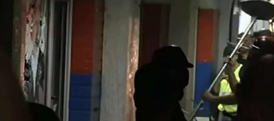 Në Novi Sad demolohen zyrat e partisë së Vuçiçit