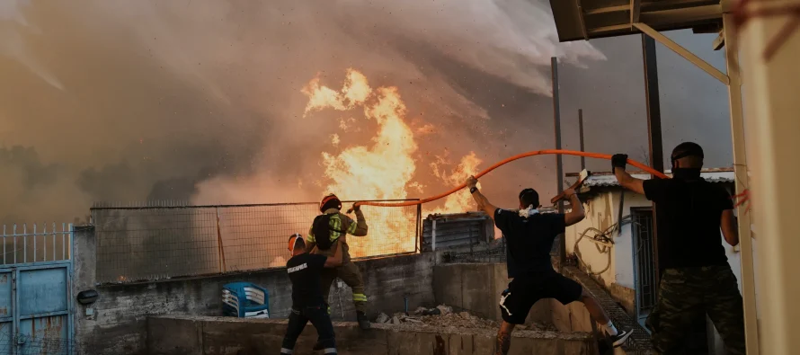 Zjarr në servis automjetesh pranë “Kthesës së Patosit” – zona mbulohet nga tymi, dëme të konsiderueshme
