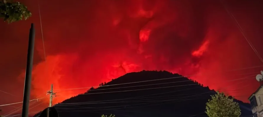 Shqipëria në flakë – Delvina në orë ankthi! Të sëmurët evakuohen nga spitali nga frika e zjarrit