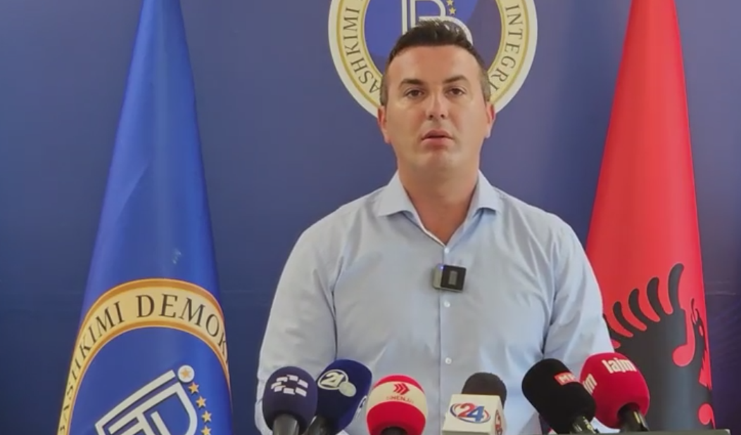Arbër Ademi godet VLEN in   E ngritën flamurin para zgjedhjeve  e lanë bajrakun pas tyre 