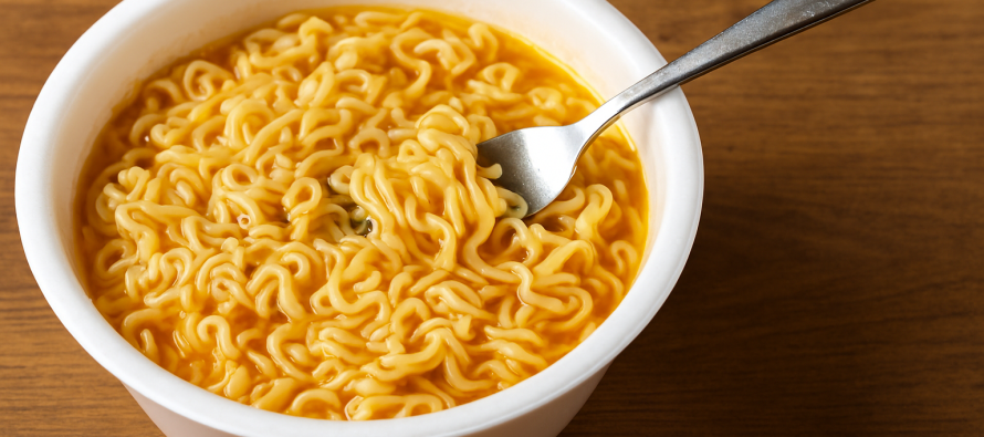 Noodles të shpejta: Shije e rrezikshme për zemrën dhe shëndetin