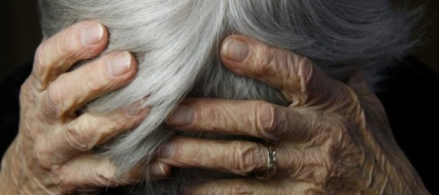 Tentoi të mbyste gjyshen e burrit – 28-vjeçarja në pranga!