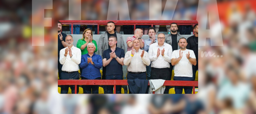 Skandal gjatë ndeshjes Maqedoni–Rumani: Kore anti-shqiptare në prani të kryeministrit Mickoski