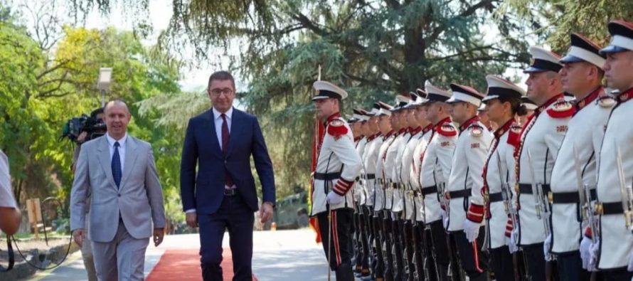 Dita e Ushtrisë – Kryeministri Mickoski provokon Greqinë,  përmend shtetin me emrin e vjetër