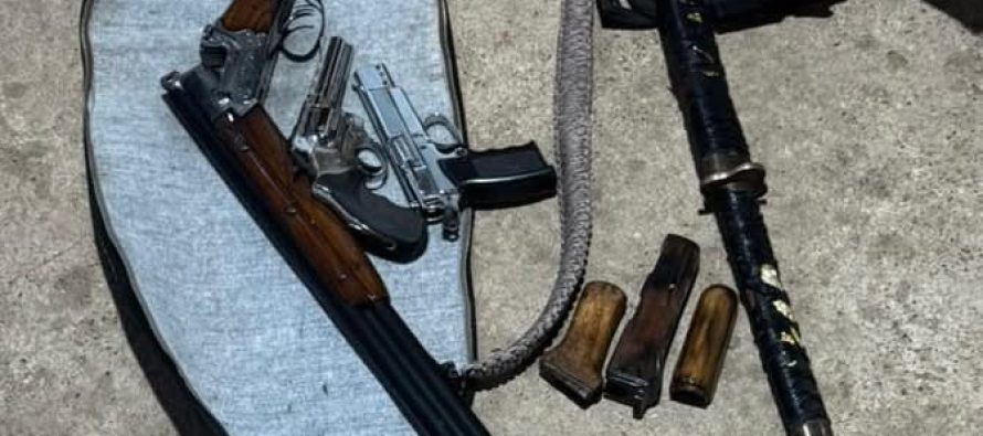 Pranga për dy persona, u gjetën armë, municion dhe mjet shpërthyes