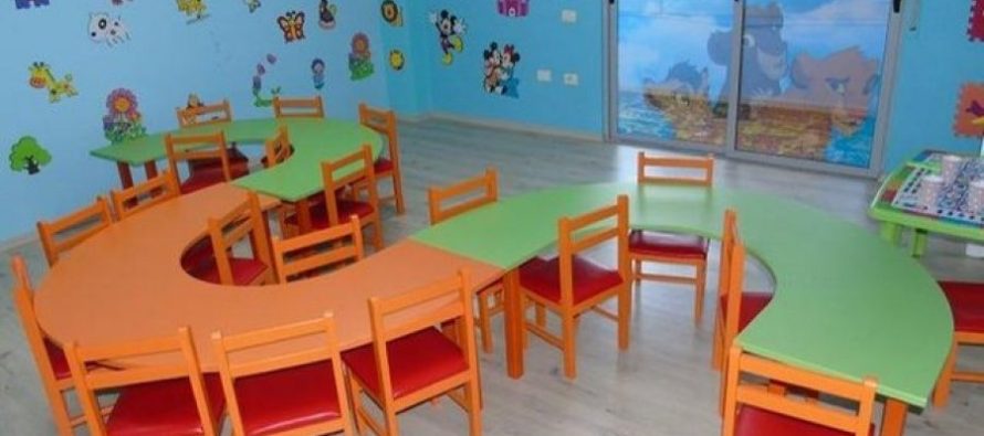 Aksident në kopësht – 4 vjeçari dërgohet në spital pas rrëzimit