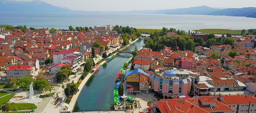 PANIK në Strugë: Sulm me thikë para lokalit – një i plagosur rëndë!