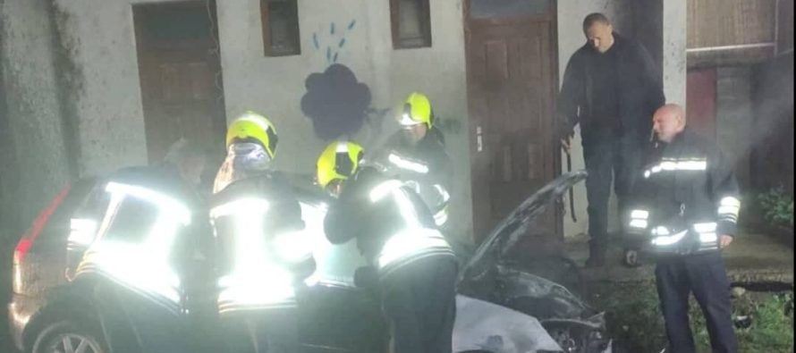 Zjarr në mesnatë në Zveçan, digjet një veturë