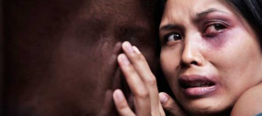 Skandal në familje – vjehrra dhunon nusen e djalit!