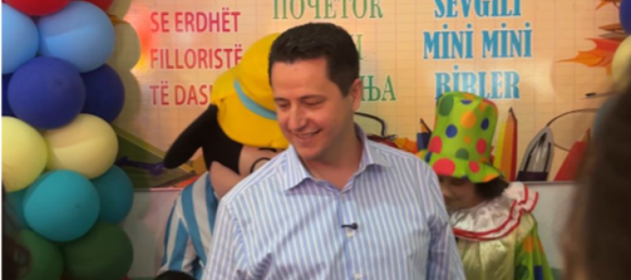 Kryetari Valbon Limani uron nxënësit dhe prezanton investimet në arsim
