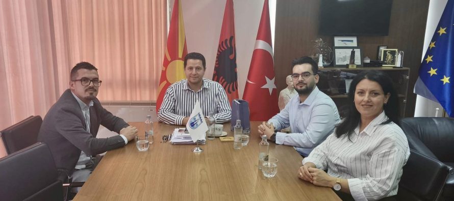 Valbon Limani priti studentin e dalluar në Angli, Naser Veliu nga Gostivari