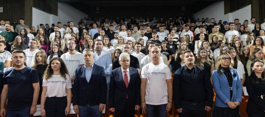 Ovacionet ‘UÇK, UÇK’ jehonin në takimin e Ahmetit me rininë e Kërçovës