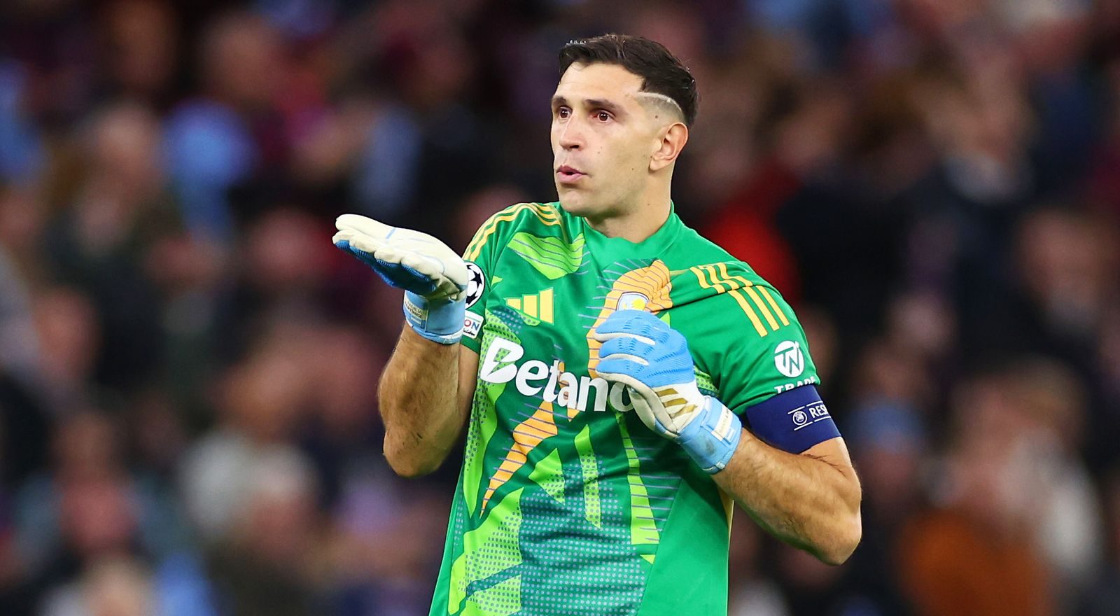 Fishkëllima për Dibu Martínez në Francë  por portieri i Aston Villa del sërish fitues