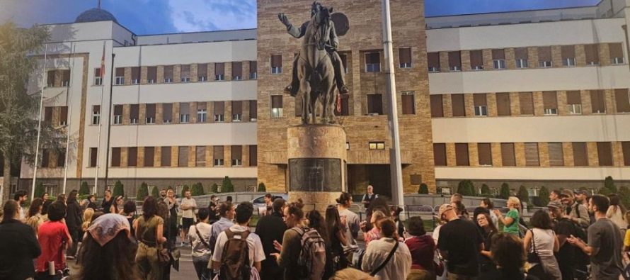 “Asnjë më shumë”: Qytetarët bllokuan bulevardin para Kuvendit