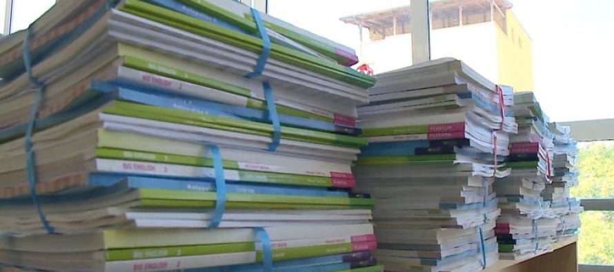 Mungesa e librave shkollorë, prindërit detyrohen t’i printojnë vetë për fëmijët