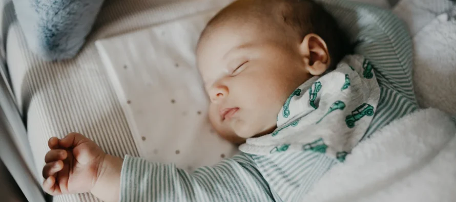 Sa gjumë na nevojitet sipas moshës dhe pse është thelbësor për shëndetin