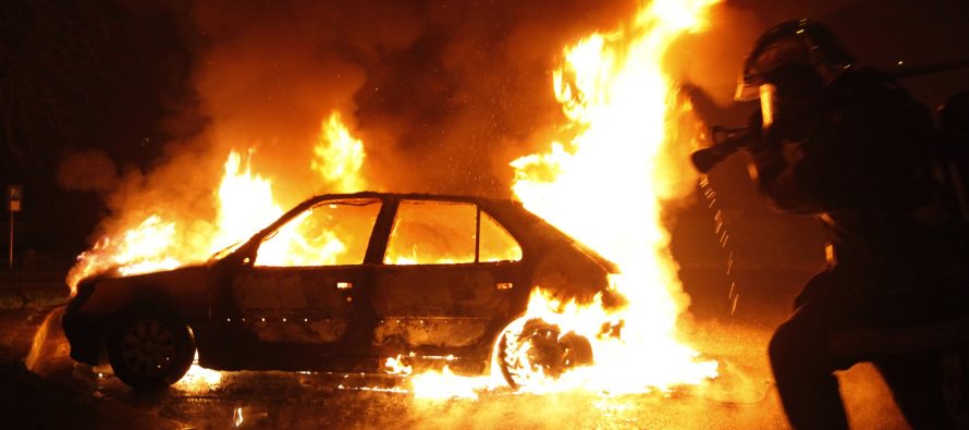 Automjeti përfshihet nga flakët në qendër të Elbasanit – bllokohet trafiku