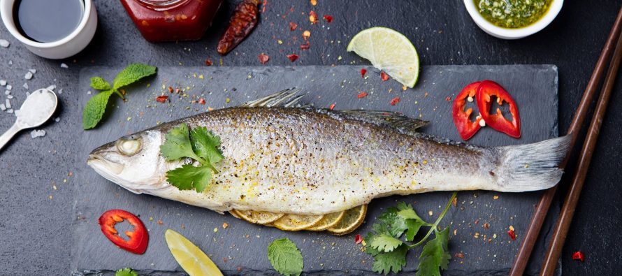 Hulumtim: Fëmijët që hanë peshk më shpesh janë lexues më të mirë