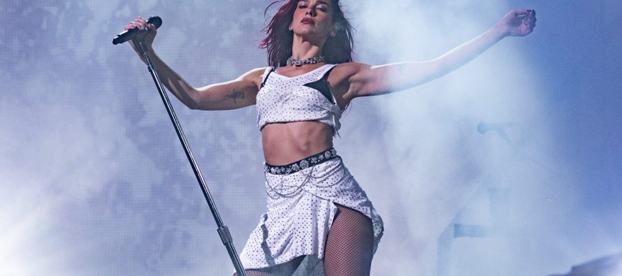 Dua Lipa shkëlqen në New York me ‘Radical Optimism’