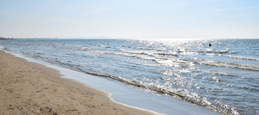 Durrës: 16-vjeçari humb jetën duke u larë në det