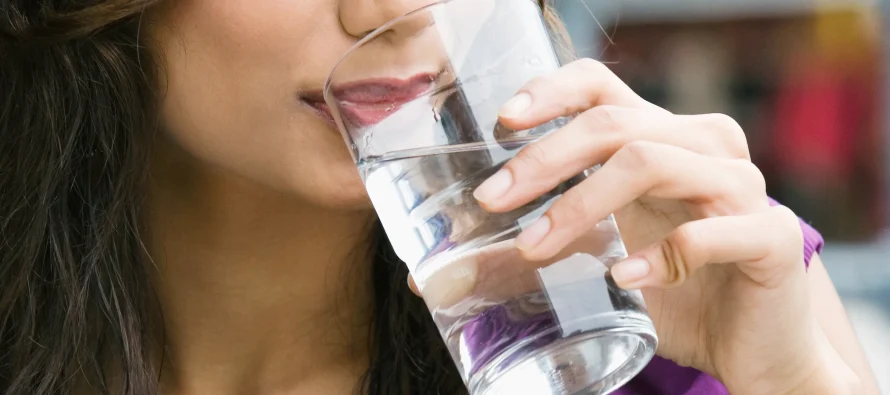 Pse mungesa e ujit dëmton kujtesën dhe qarkullimin e gjakut