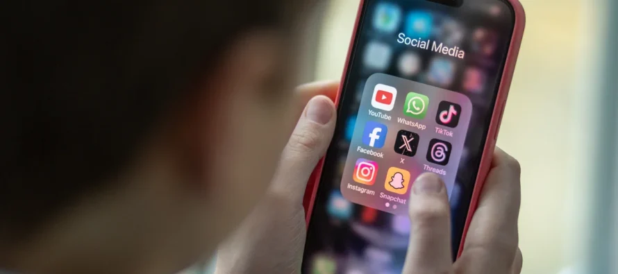 Australia ndalon fëmijët nën 16 vjeç nga rrjetet sociale – ligji hyn në fuqi më 10 dhjetor 2025