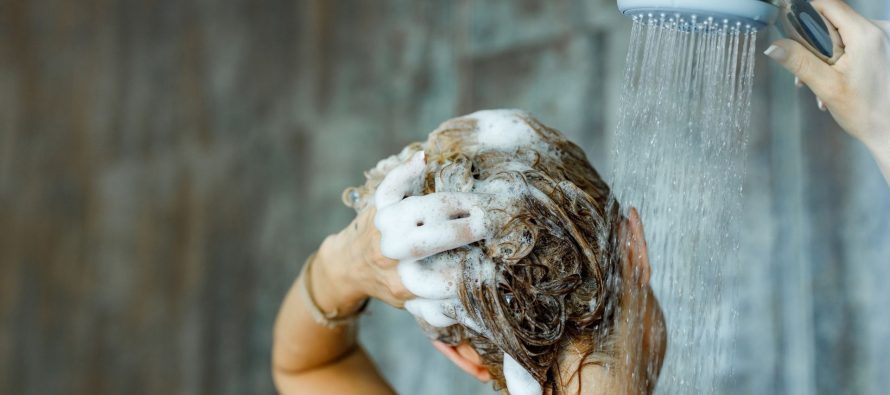 Dermatologia paralajmëron: Mos e kombinoni shampon kundër zbokthit me balsam – rrit rrezikun e zbokthit