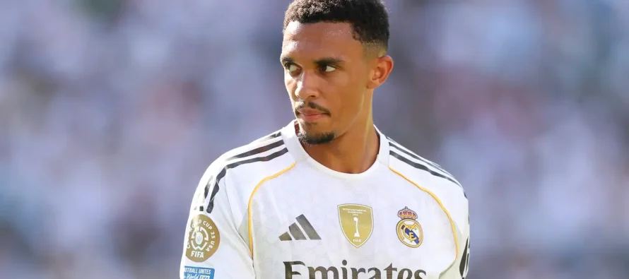 Fishkëllima në Anfield: Arnold pritet me fishkëllima, tifozët e Realit brohorasin emrin e tij