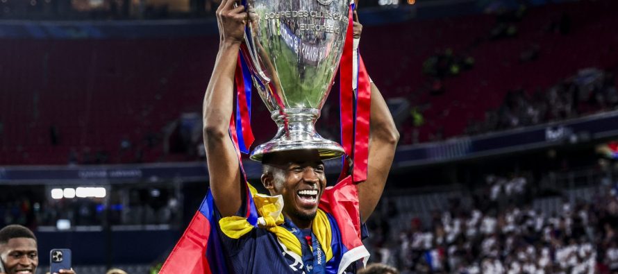 PSG blindon William Pacho: kontratë e re 5-vjeçare për mbrojtësin ekuadorian
