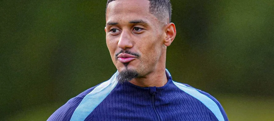 Mbrojtësi i Arsenal tregon idhujt dhe krahasimet e tij në karrierë