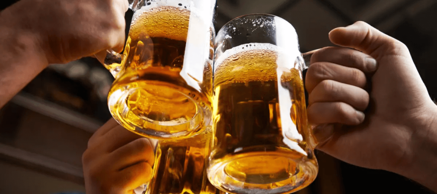 Një birrë pas pune: relaksim apo rrezik? Ekspertët flasin për moderim