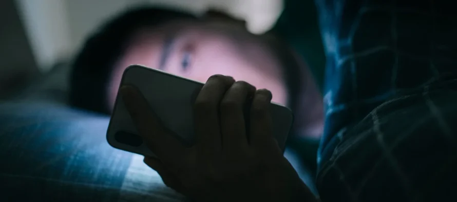 Përdorimi i telefonit në errësirë gjatë natës mund të shkaktojë pasoja serioze për shëndetin e syve