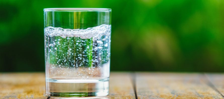 A është i shëndetshëm uji i gazuar? Ja çfarë thonë ekspertët