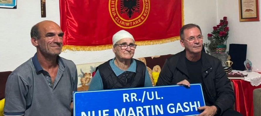 Kopja e tabelës “Rruga Nue Martin Gashi” i dorëzohet familjes Gashi