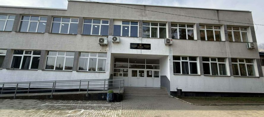 Alarm për bombë në dy shkolla të Tetovës, nxënësit evakuohen me urgjencë