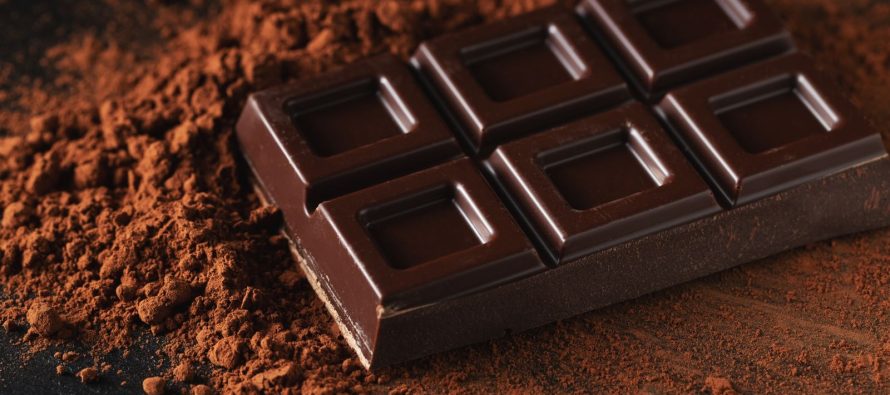 Çokollata e zezë: 10 arsye pse është e mirë për shëndetin tuaj