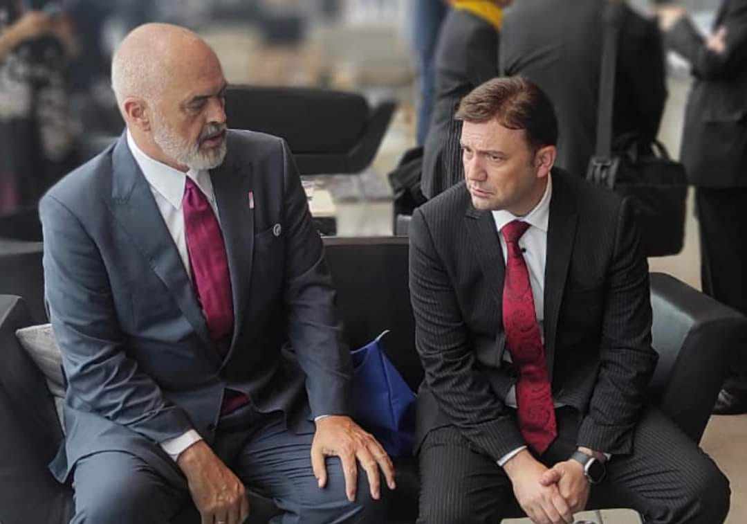 Osmani uron Shqipërinë dhe rikujton nisjen e negociatave të Maqedonisë së Veriut me BE-në