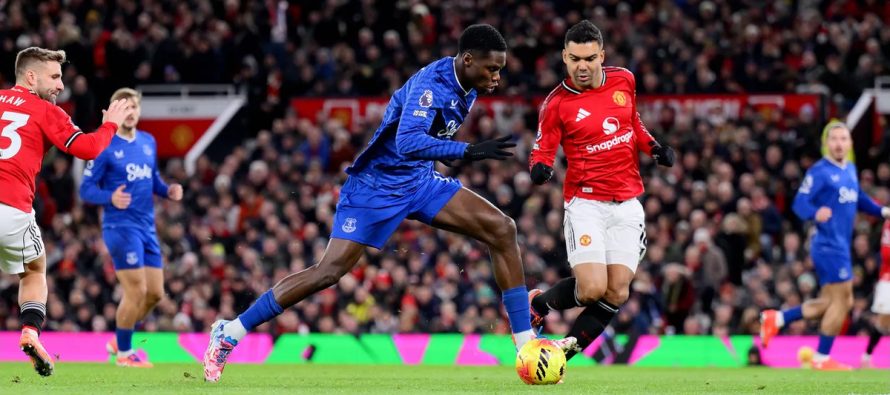 Everton me 10 lojtarë trondit Manchester United në Old Trafford